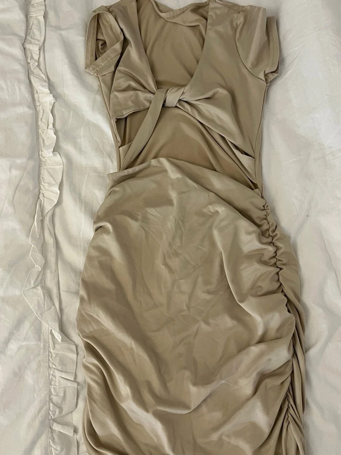 Beige omlottklänning med snörning - 1