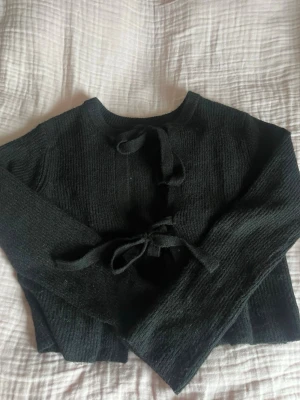 Svart stickad tröja med rosetter - Gjord för att användas fram och bak❤️