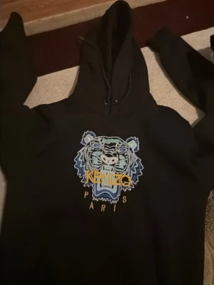 Svart Kenzo hoodie - använd 3-4 gånger lite stor för mig som har small i herr tjocktröjor skriv så diskuterar vi pris