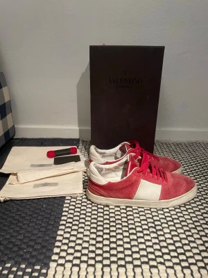 Valentino flycrew - Tja! Säljer dessa skitsnygga valentino flycrew. Storlek 42 men passar 43. Skor, box, dustbags, extra snören plus kort tillkommer (allt og). Inga större defekter. Har du några funderingar är det bara höra av dig!