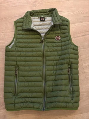 Grön colmar väst  - Grön colmar väst i storlek 172