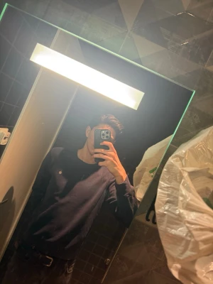 Mörkblå sweatshirt från Morris - Mörkblå sweatshirt från Morris med rund halsringning och diskret broderad logga på bröstet. Klassisk passform och ribbade muddar vid ärmslut och nederkant. Perfekt för en clean och stilren look. Nypris 1100kr hör av er vid funderingar!😊