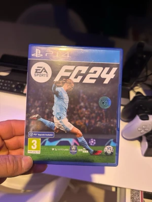EA Sports FC24 - jätte bra skick lite använd funkar i ps5 digital cd och ps4