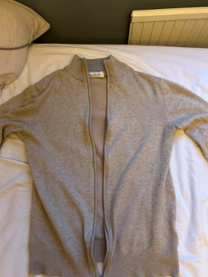 Beige kofta från Max Martini - Beige  kofta från Max Martini Milano med ribbade muddar och krage. Koftan har en dragkedja och har en klassisk, stilren look. Ny pris 900 kr. Storlek L men har krympt så den passar S 