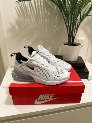 Nike Air Max 270  - Nästan intill helt oanvända par nike 270. Inga skador eller defekter alls va ja kan se me blotta ögat. Storlek 42