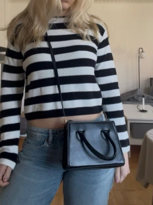 Stickad tröja  - En stickad randig tröja ifrån HM i storlek 158/164💗