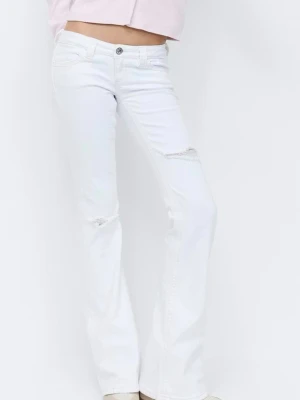 Vita jeans från gina - Ett par vita jeans från Gina i storlek 158 använda 1ggn. Köpta för 400kr