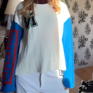 Tröja - Jättenajs stickad tröja med vitt fram och vinrött bak. Pris kan diskuteras!!🩷