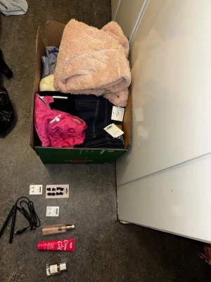 En flyttkartong med kläder och annat - Jag säljer hela flyttkartongen med kläder och skönhetsprodukter och skor allt för endast 400 kr. Storlek XL. Mycket är i nyskick eller nytt. Finns i Stockholm då det är så mycket så möts jag helst upp.