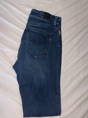 Mörkblå raka jeans från replay - ✅Säljer mina gamla marinblåa replay jeans, de är använda i ca 1 månad men är ändå i  riktigt bra skick✅ 👕 jeansen är 28 i Waist och 30 i Lenght, jeansen är helt äkta med inga problem 👕 🚚Fraktas samma dag som köp🚚 🤳Kontakta mig om ni har frågor svarar snabbt och svarar på alla frågor🤳 💸Förhandlingsbara priser💸