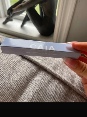 CAIA Waterproof Mascara - Snygg mascara från CAIA i en stilren ljuslila förpackning. Denna mascara är vattenfast och passar perfekt för dig som vill ha långa och separerade fransar hela dagen. Enkel att applicera och ger ett naturligt resultat.