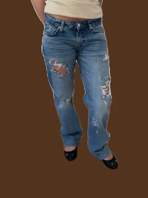 Blå slitna raka jeans - Midjemått:36cm Innerbenslängd: 72cm