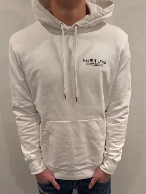 Helmut lang hoodie - Hej, säljer min vita Helmut Lang hoodie i size M. Skick 9/10 (inga defekter eller repor/hål). Nypris 4000kr - mitt pris 890kr - perfekt till vår/sommar - STEAL 🔴