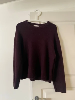 Vinröd Stickad tröja  - Knappt använd tröja från Gina tricot 