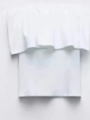 Vit off shoulder topp med volang - Trendig vit off shoulder topp med bred volangkant som ger en luftig och somrig känsla. Toppen är figurnära och har en stilren, enkel design utan synliga detaljer eller mönster. Perfekt att matcha med höga jeans eller kjol för en fräsch look.