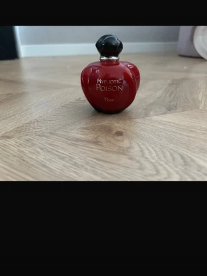 Parfym - Parfym. Dior poison. Se sista bild för mått av parfym. Kostar runt 900kr att köpa ny