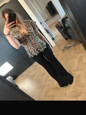 Blus - Snygg leopard blus från mango