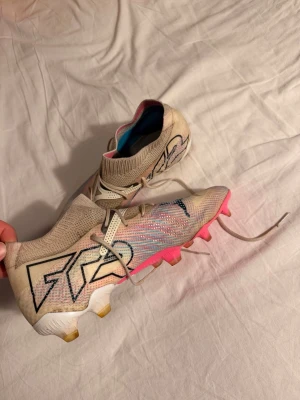 Puma future 7 Ultimate - Säljer ett par Puma future 7 Ultimate i gott skick. Endast använda ett fåtal träningar så minimalt slitage. Köpta från Unisport och kvitto finns. Pris kan diskuteras vid snabb affär 