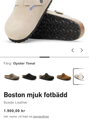 Birkenstock Boston Oyster Tonal tofflor - Snygga och bekväma Boston tofflor från Birkenstock i färgen Oyster Tonal. Tillverkade i mjukt mockaläder med justerbart spänne och svart räfflad sula. Perfekta för en chill och stilren look hemma eller ute. Storlek 41. Vid intresse skickar egna bilder kommer med paket. Säljs pågrund av att dem e små och fick den som present 