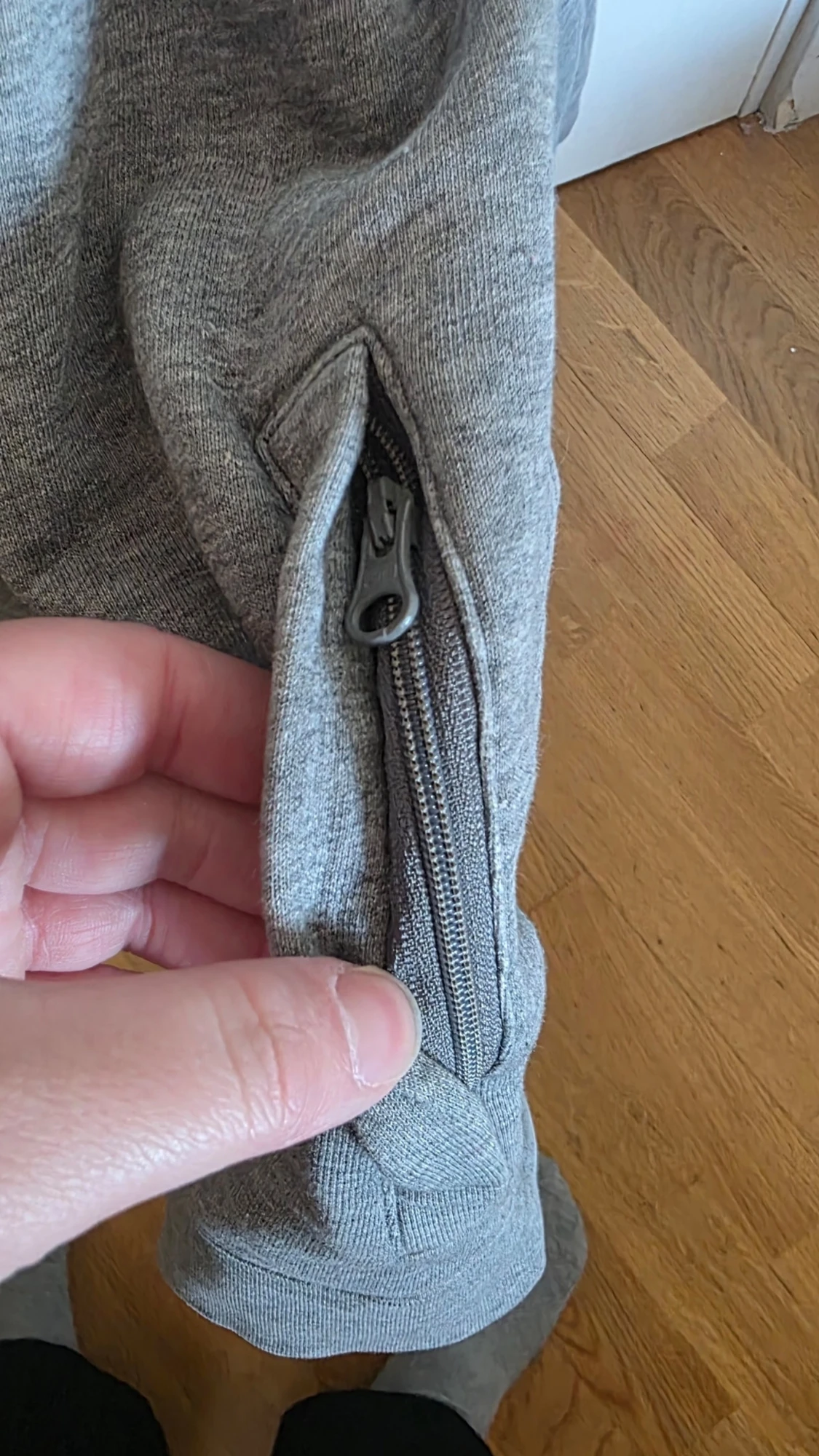 Grå hoodie från Puma med tryck - 4