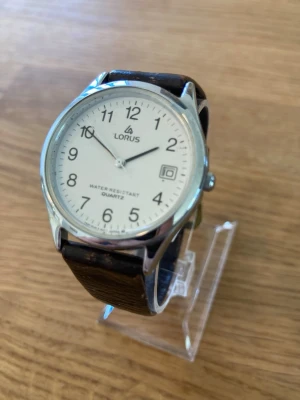 1991 Seiko Lorus ICA 50 års Jubileum - Säljer en unik 33mm vintage herrklocka från japanska Lorus (Seiko) i fint skick enligt bilder. Fungerar bra, armband i läder, datumvisare, mineralglas, japanskt urverk, vattentät, mineralglas osv. Behöver bara nytt batteri. Läs längst ned ner för lyrisk.  Begagnat värde: ovärderligt för samlaren  Mitt pris: 489 SEK  Skickas snabbt och spårbart. Skriv vid frågor och se gärna mina andra annonser!   Den klocka du nämner är en specialutgåva som togs fram av Lorus (ett varumärke under Seiko Watch Cor