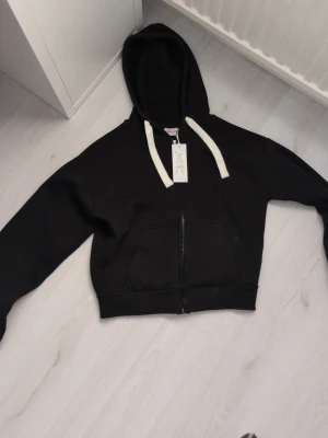 Fint mjukis set - Säljer ett fint russemerch liknande set från Gina Tricot. Tröjan är i S och byxorna är i Xs.Helt oanvända. Säljer pga köpte fel färg. Fråga gärna om mer detaljer eller fler bilder.☺️