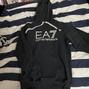 Armani tröja - En armani tröja som jag inte har någon användning på. Passar oxå om man vill ha den oversized. Den är lite urtvättad. Köparen står för frakten ❤️