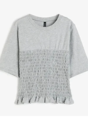 Smockad T-shirt  - Super söt , Pris kan diskuteras! Den har tappat en tråg i ryggen se bild! 