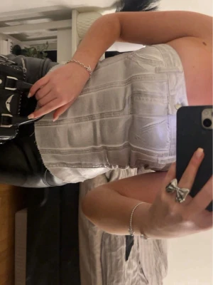 Silvrig jeanstopp  - Super fin silvrig Jeanstopp från Zara strl s,väldigt stretchigt material !använd på nyår en gång