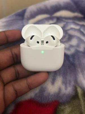  AirPods 4 med brusreducering - Säljer ett par vita Apple AirPods 4 med brusreducering. Köpta vid november hos Power och idag utbytta med garanti hos Apple I MOS för ett par nya. Jag har mitt kvitto för Power och utbyttskvitto från Apple även. Så de klassas som ett helt nytt par.