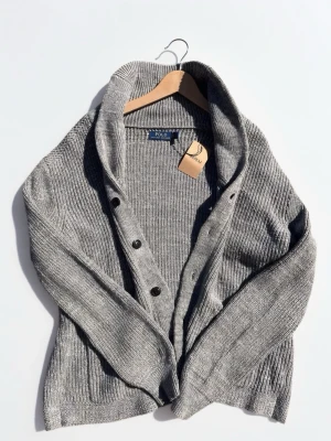 Grå stickad kofta från Polo Ralph Lauren - Säljer en fet kofta från Ralph Lauren, Denna är i nyskick och är i storlek M. Mitt pris på denna är 699! Mycket bra pris. Hör av vid frågor! Modellen 181, 77kg
