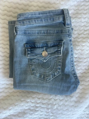 True Religion jeans  - True religion jeans I modellen Joey Low rise flare. Storlek 24. De är lagom i längd på mig och jag är 172cm. Mycket bra skick då jag knappt har använt dem. 
