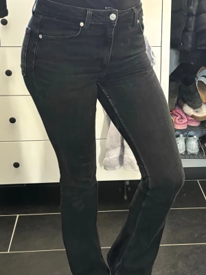 Svarta bootcut jeans - Säljer ett par medelhöga bootcut jeans från zara. Använder dem inte längre men de är i nyskick utan defekter💕 Skriv för fler bilder. (Är 170 och de är perfekt i längd för mig)