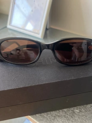 Svarta CHIMI solglasögon - Snygga svarta solglasögon från chimi, i modellen note black. Knappt använda köpta för 1600. Kommer med alla fodralen på bilden