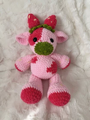 Virkad jordgubb kossa🩷 - Virkad jordgubb kossa gjord i mjukt chenille garn, ca 35cm lång🩷