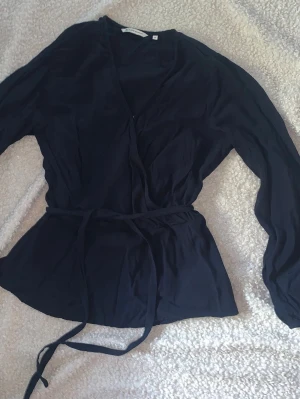 Mörkt blå omlott topp - Barely used, viscose. Fits bot size S and M.