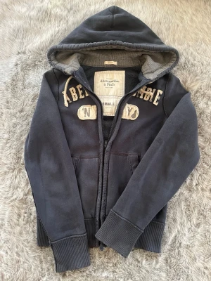 Abercrombie & Fitch Hoodie - Säljer denna sällsynta och mycket eftertraktade Abercrombie & Fitch hoodie | Storlek S | Skick 9/10 | Vid eventuella frågor hör gärna av dig och erbjuder bra pris vid köp av bundle 😁✅
