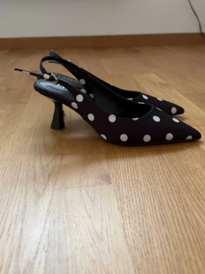 Slingback-pumps från Tiamo - Snyggaste slingback-pumpsen från Tiamo. Använda 1 gång och efter det klackade jag om de för att klackarna skulle bli mer slittåliga, men de har inte använts efter det. Klacken är 7 cm. Ena hälremmen är lite sliten, men de är inget man lägger märke till eller påverkar skon. Nypris 799 kr. Tillhörande skokartong följer med.
