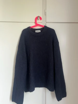 Mörkblå stickad tröja - Mysig mörkblå stickad tröja från Gina Tricot i storlek S💕