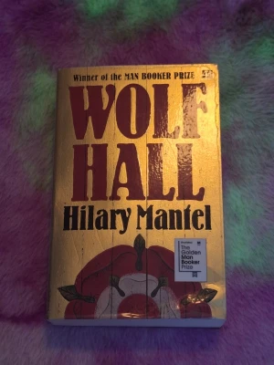 Wolf Hall - Hilary Mantel - 🧡Säljer Wolf Hall av Hilary Mantel  🧡Helt oläst, endast stått i bokhyllan. Var lite skadad i hörnet när jag fick den (se bilder), annars I mycket bra skick.   📦 Skickas snabbt 💬 Hör av dig om du har frågor!