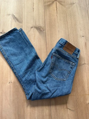 Levis 501 - Klassiska blå jeans från Levi's med rak passform. Storlek: w 31 L30. Ställ gärna frågor