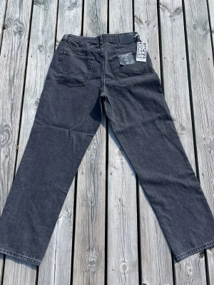 Jack and Jones jeans - Snygga svarta jeans från Jack & Jones i relaxed fit. Klassisk femficksmodell med raka ben och tydliga sömmar. Perfekta för en avslappnad stil och tillverkade i mjuk denim. Helt nya. 