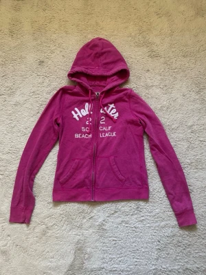 Zip up Hoodie hollister - Rosa zip up Hoodie ifrån Hollsiter i storlek S, i bra skick, något urtvättad! 