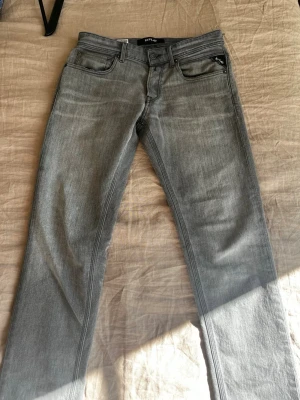 Replay Jeans - Stilrena och snygga jeans från märket Replay. Jeansen är gråa med en gnutta vita nyanser. Passformen är slim och jeansen är i väldigt gott skick. Modellen är Replay Willby. Hör av er kring frågor!