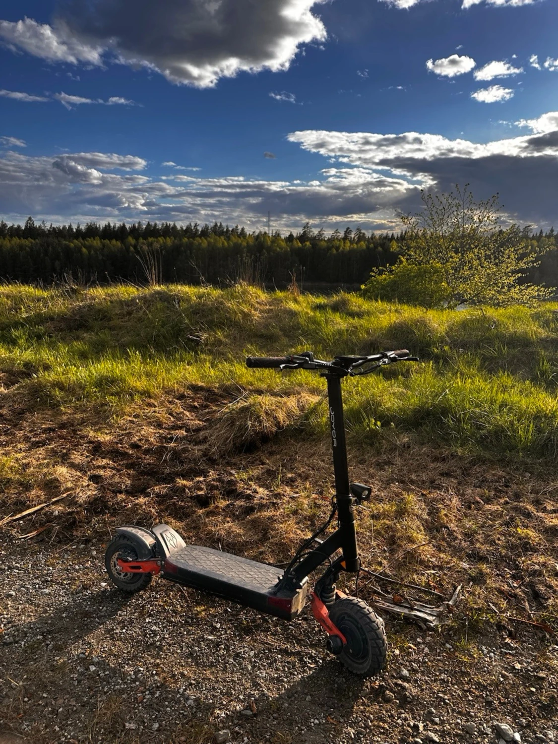 Svart el-scooter Joyor t10