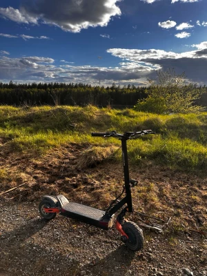 Svart el-scooter Joyor t10 - Intresse koll, byte mot g4 2026 200-100km utan problem. Stock