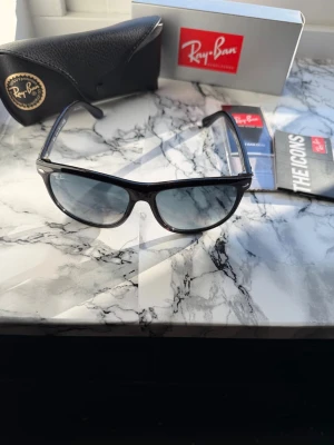 Rayban boyfriend  - Sprillans nya raybans! Bästa investeringen till alla årstider! Modell 4147 601/32! Storlek:56! Vid minsta fundering kontakta mig✔️