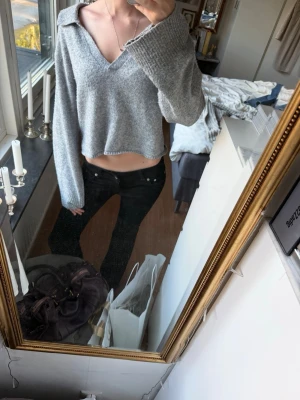 Grå croppad stickad tröja 💗 - Trendig grå stickad tröja med croppad passform och v-ringning!Tröjan har långa, vida ärmar och en avslappnad krage. Passar till allt och har de där lilla ”extra” Lite kort vid magen och är super skön!