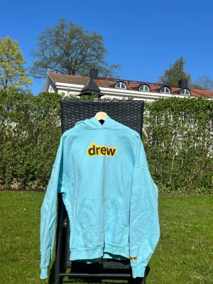 Drew house mascot - Säljer denna hoodie åt min storebror eftersom den inte kommer till användning. Den är i mycke bra skick och han köpte den på stockX för 3800kr. Den är dock rött oversized så passar också L