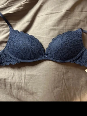 Intimissimi bh - Hej jag säljer min intimissimi bh pga den är för liten💓Jag har prislappen kvar på sidan som jag kan skicka med/skicka bild på ifall det önskas. Jag har lagt upp samma annons på vinted ifall man vill köpa den där för 349, tror det dock blir dyrare pga frakten + köparskydd 🫶🏼 Heter samma sak där som här  